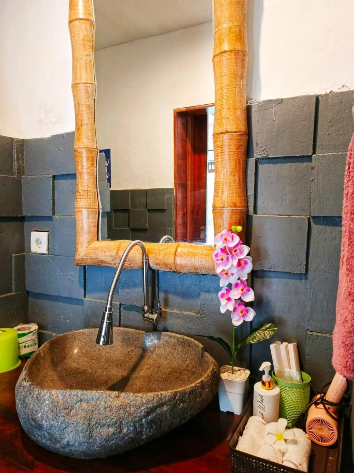 Malathi Wooden House With Pool View Pousada *