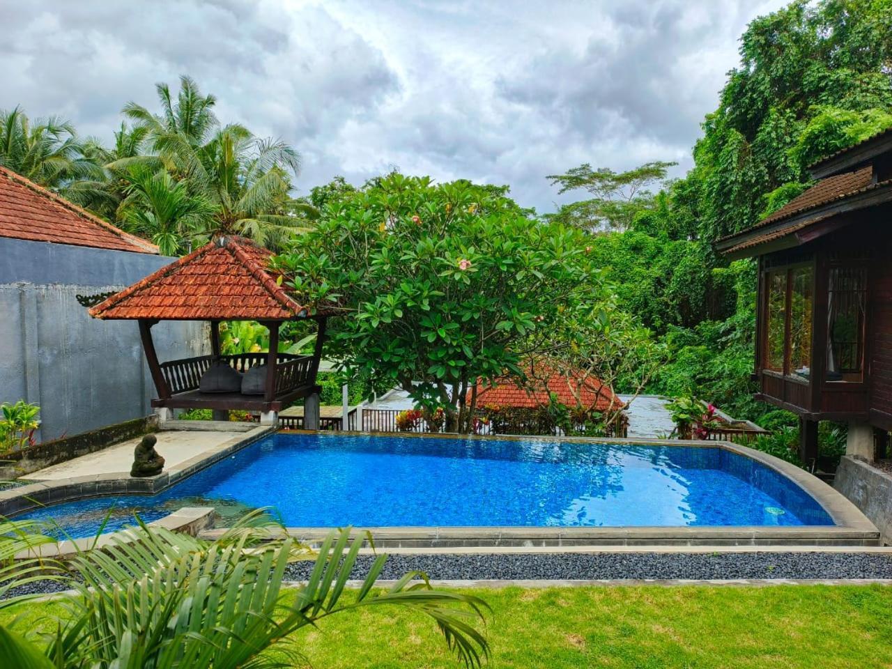 Malathi Wooden House With Pool View * Ubud