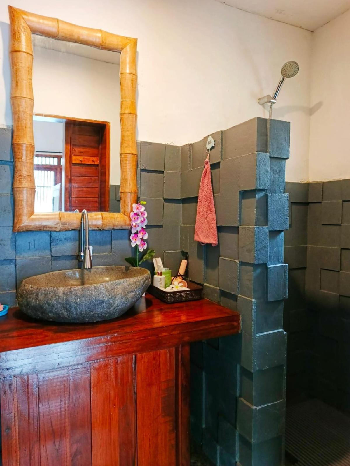 Malathi Wooden House With Pool View Villa
