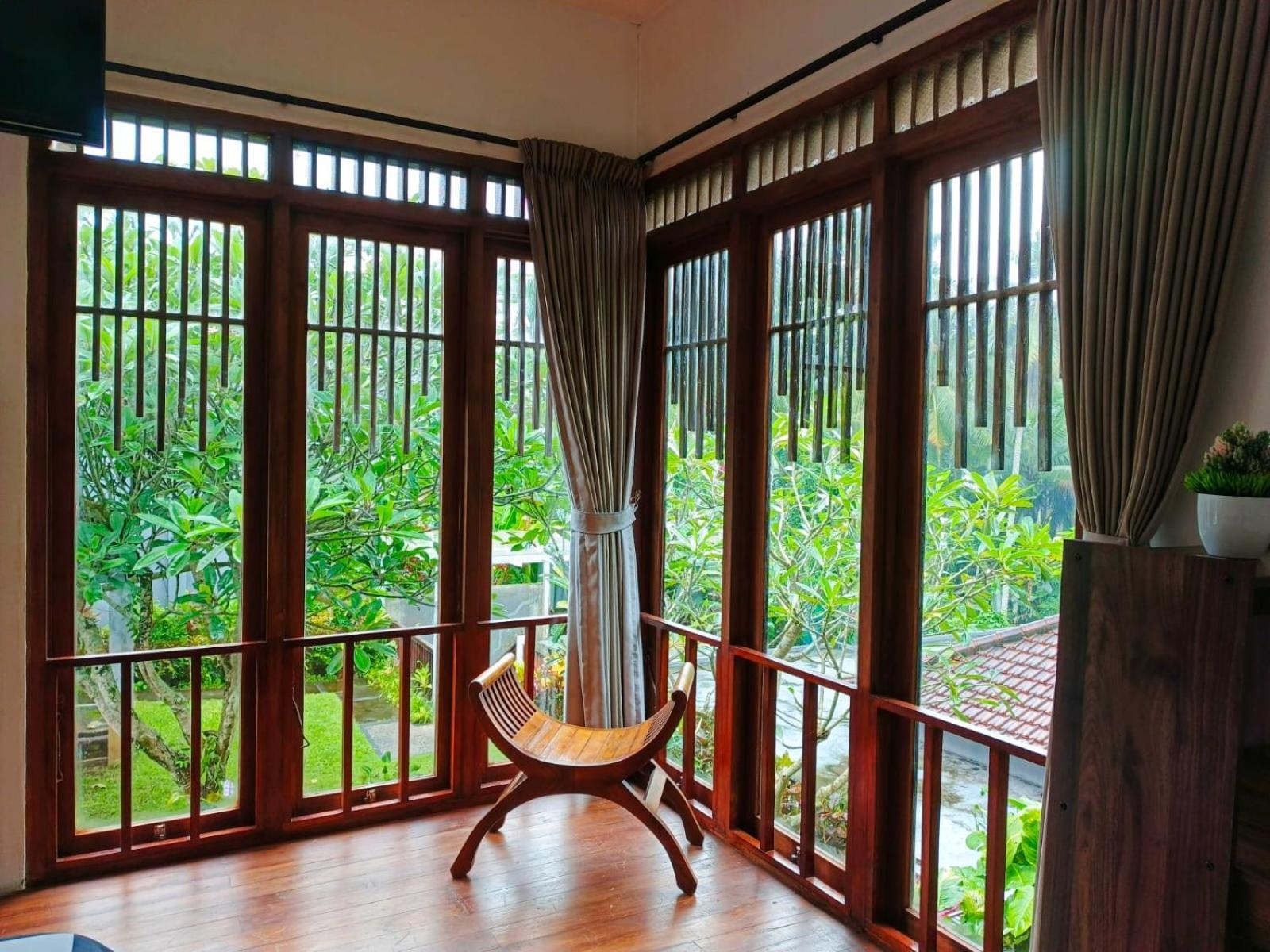 Malathi Wooden House With Pool View Villa Ubud