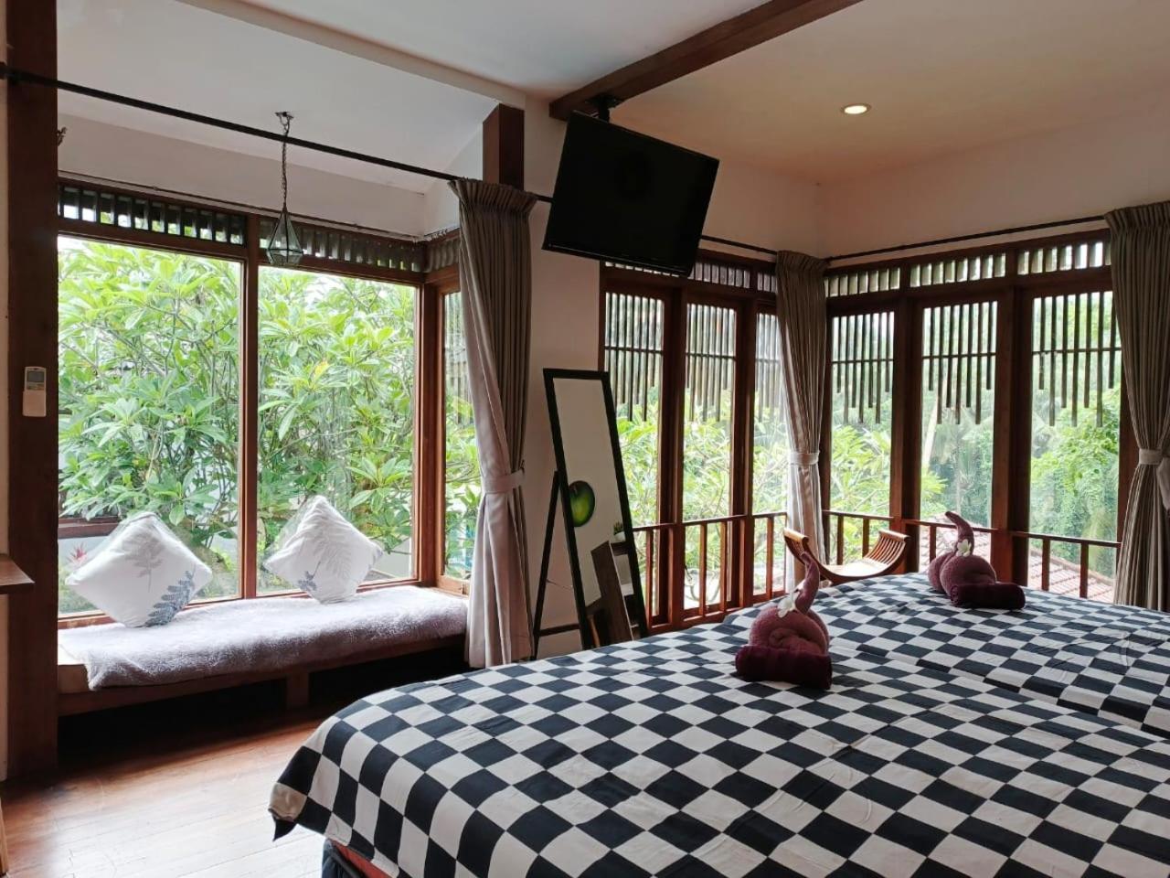 Malathi Wooden House With Pool View Villa Ubud